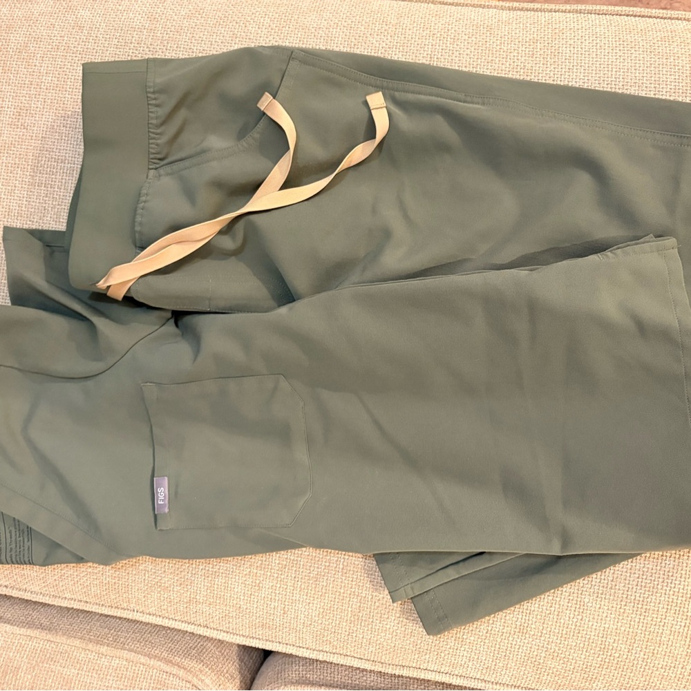 Figs * Set Zamora Top / Kade Cargo Bottoms- Moss Green. - Like New